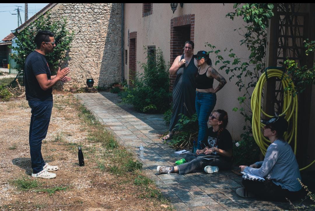 Andrey Das en briefing pédagogique, stage Cracheur de Feu — Fairy House